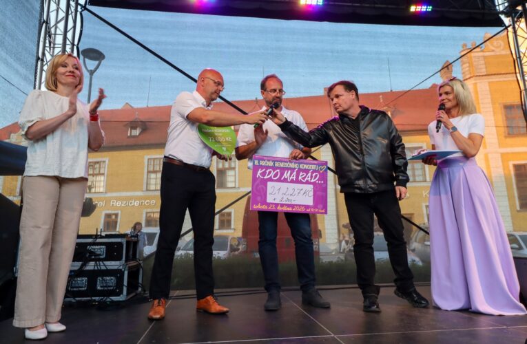 Benefiční koncert „Kdo má rád“ v Nových Hradech vynesl přes 102 000 korun pro prachatickou nemocnici.