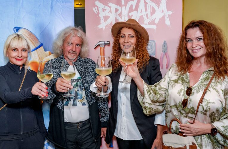 Herci, zpěvačky, režisér, kartářky a odbornice na krásu na party v italském stylu
