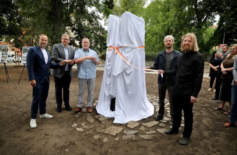 Praha 2 dokončila revitalizaci Karlovského předmostí. Nový park nabízí prostor pro odpočinek i silný příběh místa