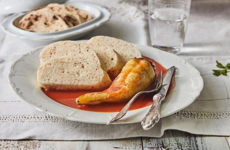 Recept na nejlepší léto: Plněné paprikové lusky s chalupnickým vločkovým knedlíkem
