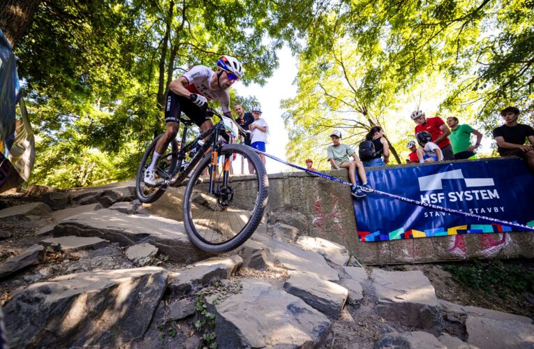 Ondřej Cink (Cube Factory Racing) a Polka Natalia Grzegorzewská vyhráli čtvrtý závod Českého poháru v cross country horských kol, který se jel v Ostravě.