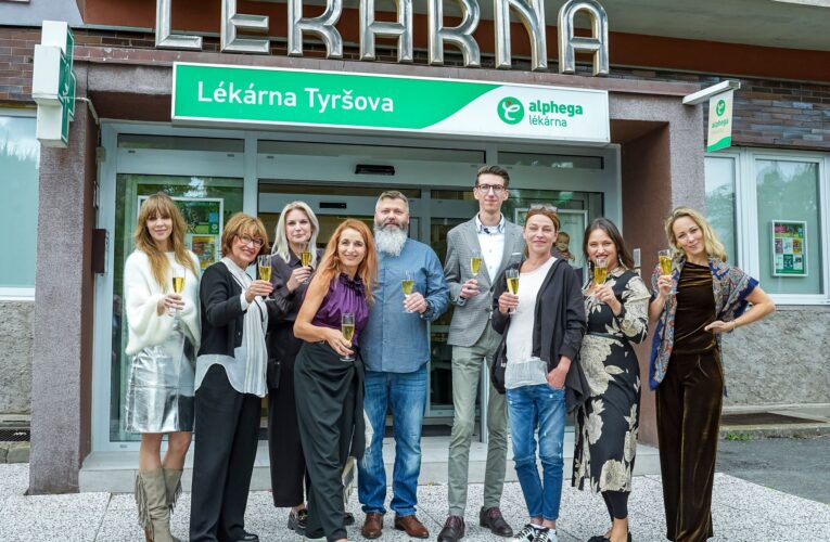 Kolínská lékárna v obležení zpěvaček s herečkou Lucií Zedníčkovou