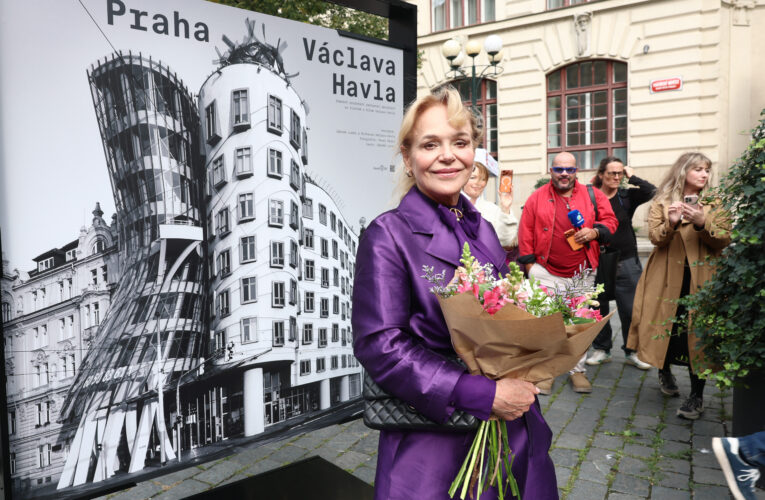 Hlavní město oslavilo 90. výročí narození Václava Havla. Odhalena byla i jedinečná Lavička Václava Havla