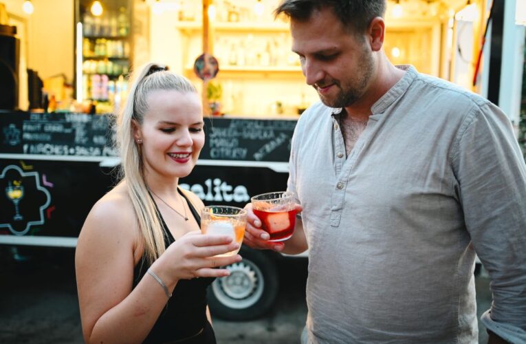 Šest podniků, šest Negroni, šest samolepek. Holešovická tržnice chystá vlastní Tour de Bar v rámci Negroni Week