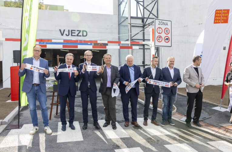 Praha slavnostně otevřela nový parkovací dům  P+R Opatov